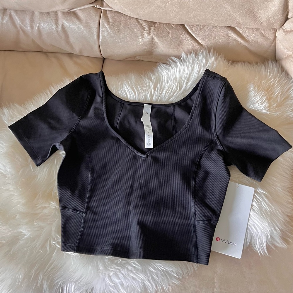 🎶LULULEMON RIBBED CONTOURED TOP🎶